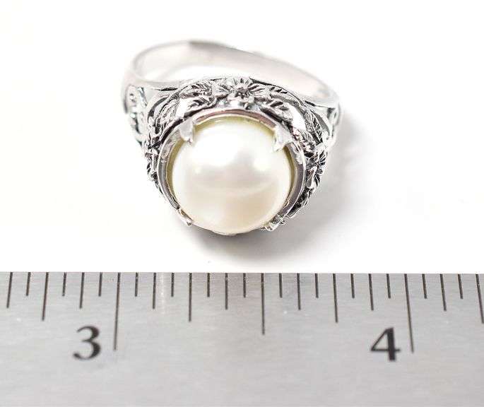 White pearl Ring with Floral Design in Sterling Silver 5.1grams Size 7.5