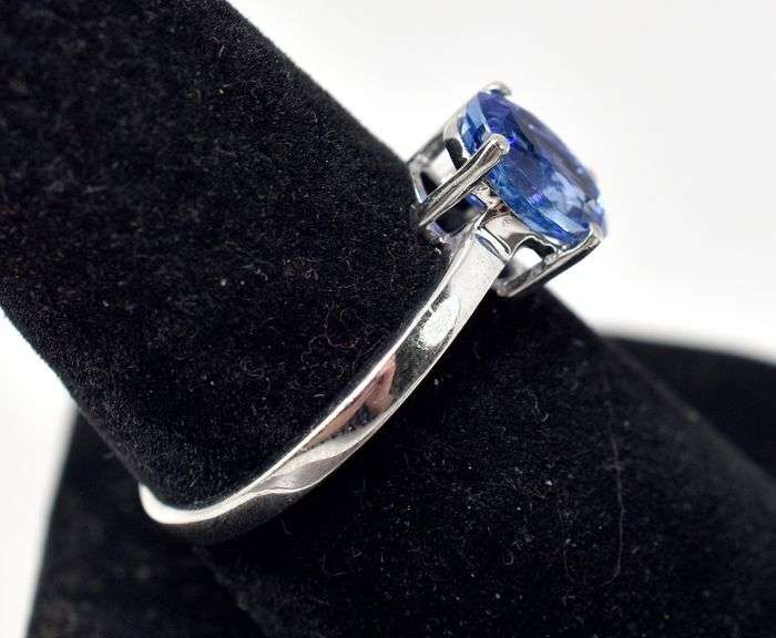 Purple-Blue Gemstone Ring in Sterling Silver 2.4grams Size 8 3/4