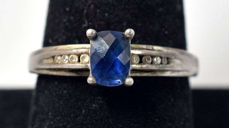 Small Blue Stone Ring in Sterling Silver 2.6grams Size 9