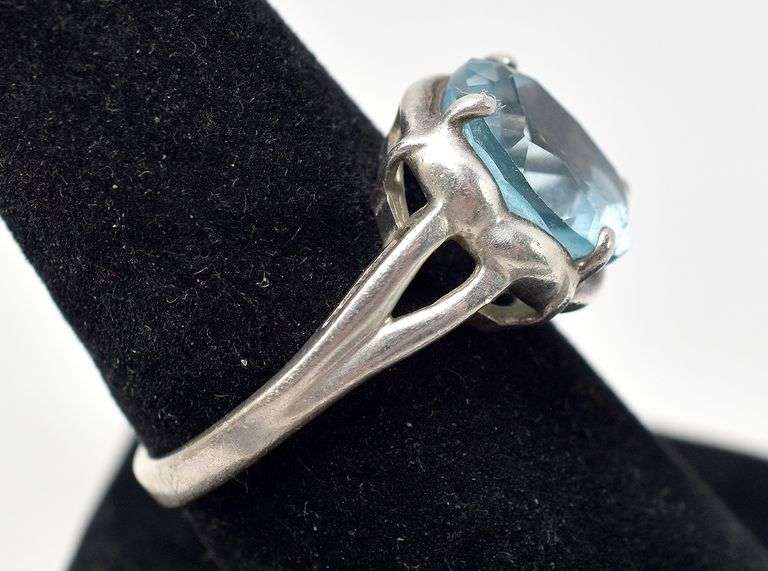 Oval Cut Light Blue Gemstone Ring in Sterling Silver 5.4grams Size 8.5