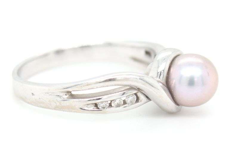 Tasteful 14K WG Silver Pearl Ring