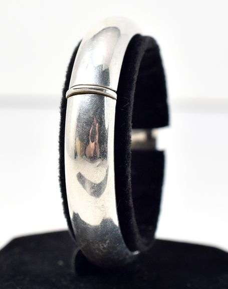 Hinged Bangle Bracelet in Sterling Silver. 21.2 grams.