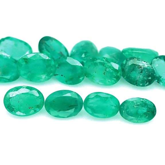 Bright emerald green 11.65ct 15pc emerald set