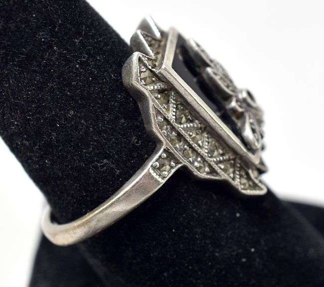 Unique Floral Ring with Onyx in Sterling Silver 7.5grams Size 7.5