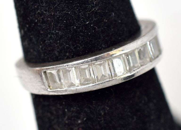 Stone Set Band Ring in Sterling Silver 3.2grams Size 4 3/4