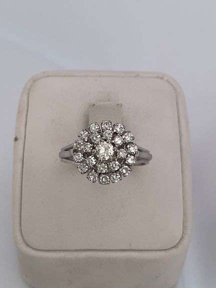 CERTIFIED 18K WHITE GOLD DIAMOND RING