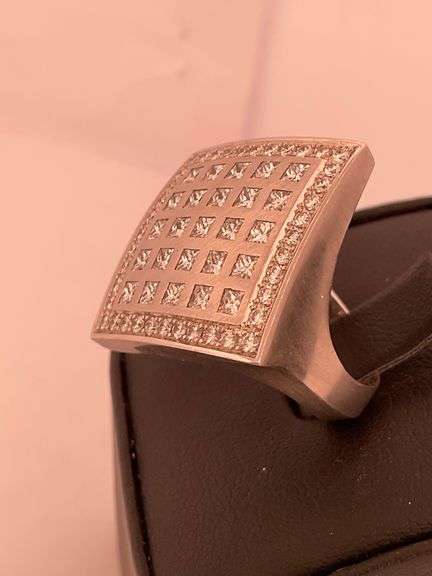 CERTIFIED 18K WHITE GOLD DIAMOND RING