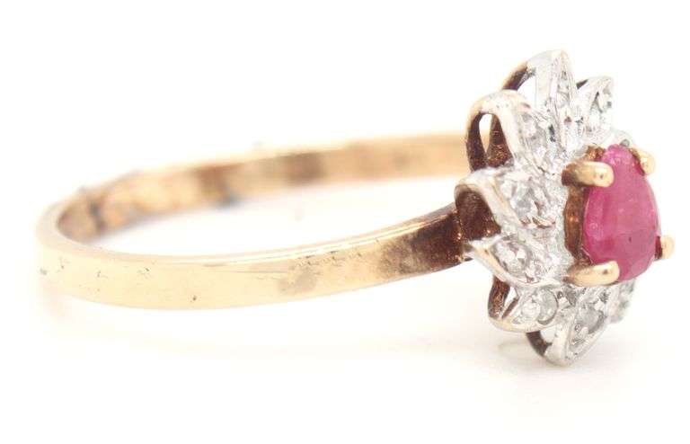 10kt Yellow gold topaz and diamond flower style ring