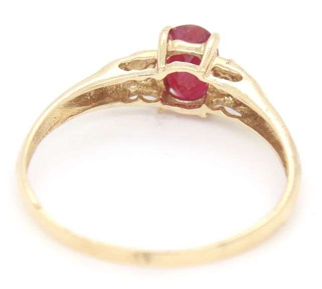 10kt Yellow gold garnet ring