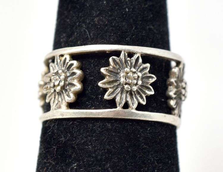 Flower Band Ring in Sterling Silver 3grams Size 5.5