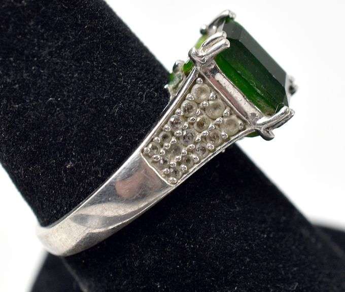 Green Stone Ring with Accent Gems in Sterling Silver 4.4grams Size 7 3/4