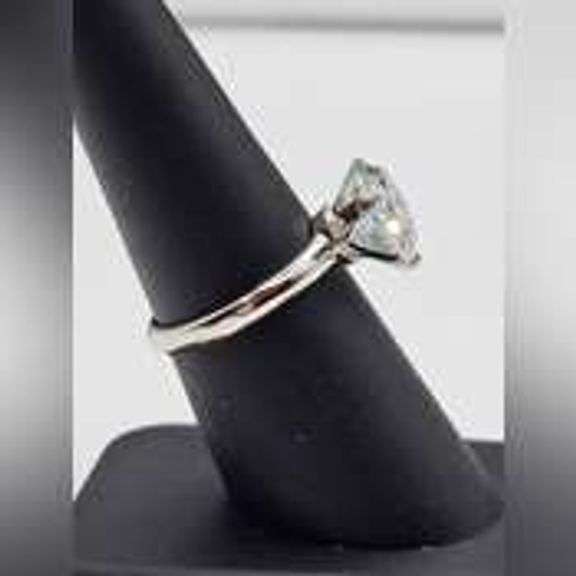 Ladies Sparkling 3.5 Ct VVs1 White E-F Simulated Lab Diamond Ring