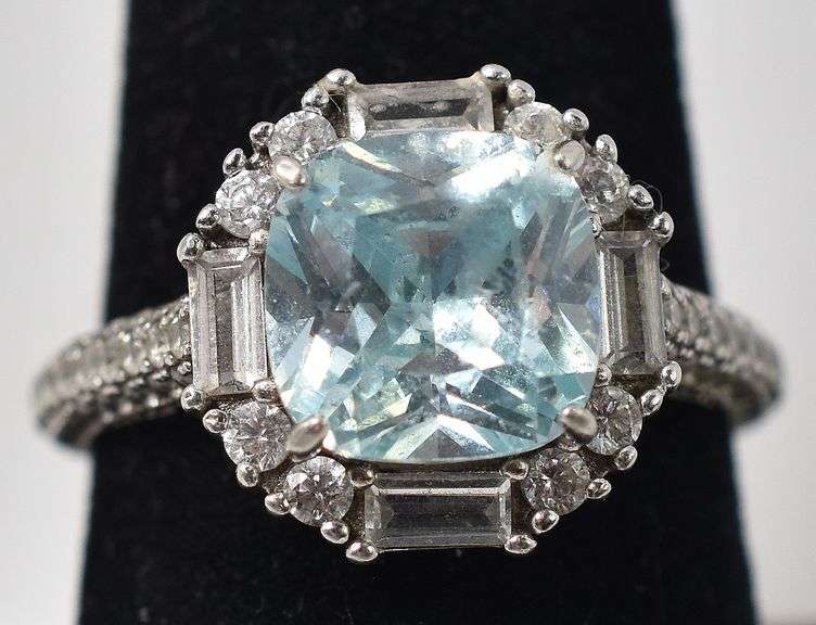 Blue CZ Ring with Accent Gems on Band 5.4grams Size 7 3/4