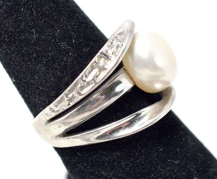 White Pearl Band Ring in Sterling Silver 5grams Size 5.5