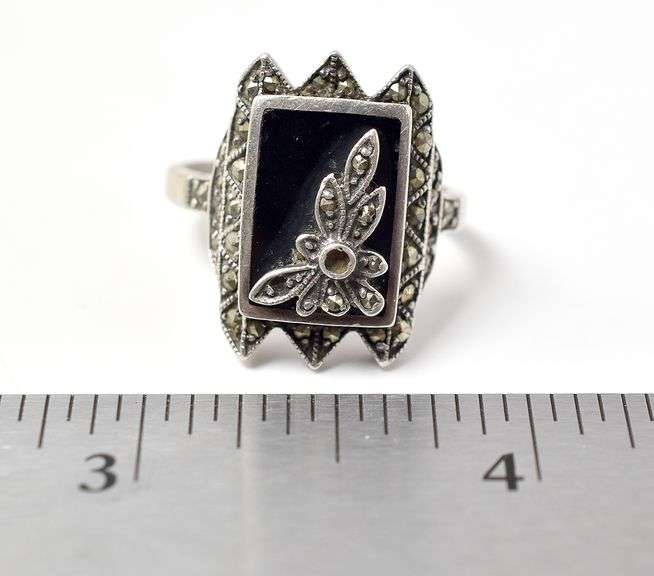 Unique Floral Ring with Onyx in Sterling Silver 7.5grams Size 7.5
