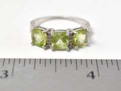 Vibrant Green Three Stone Ring In Sterling Silver 2.7grams Size 7 3/4