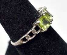 Vibrant Green Three Stone Ring In Sterling Silver 2.7grams Size 7 3/4