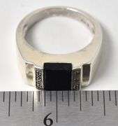 Onyx Men's Ring in Sterling Silver. Weight 9.2 grams. Size 9 3/4.