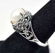 White pearl Ring with Floral Design in Sterling Silver 5.1grams Size 7.5