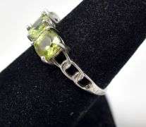Vibrant Green Three Stone Ring In Sterling Silver 2.7grams Size 7 3/4