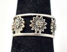 Flower Band Ring in Sterling Silver 3grams Size 5.5
