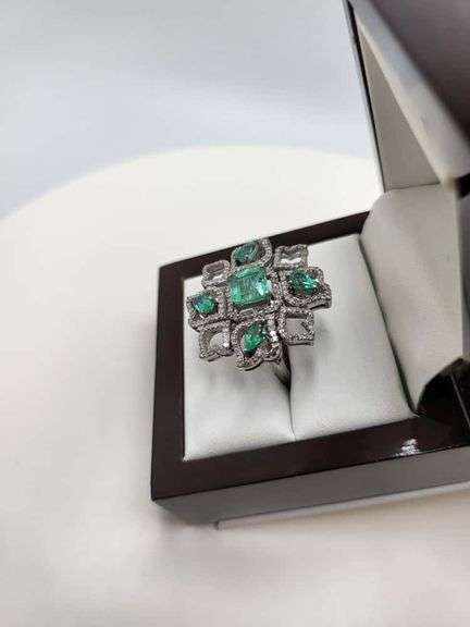 Extremely fine Victorian Emerald and diamonds ring