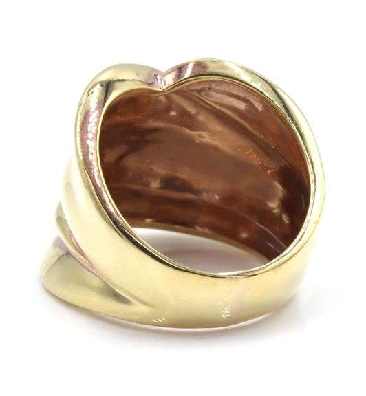 18kt Yellow gold Scalloped wide gold band