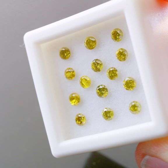 Glittering 1.05ct set of dandelion yellow Diamonds!