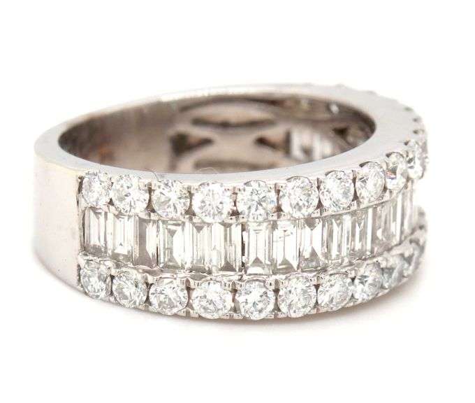 14kt White gold 2ctw baguette and round diamond band