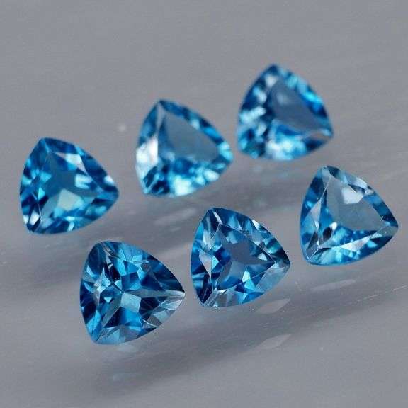 Pristine set of full fire London Blue Topaz weighing 5.35cts
