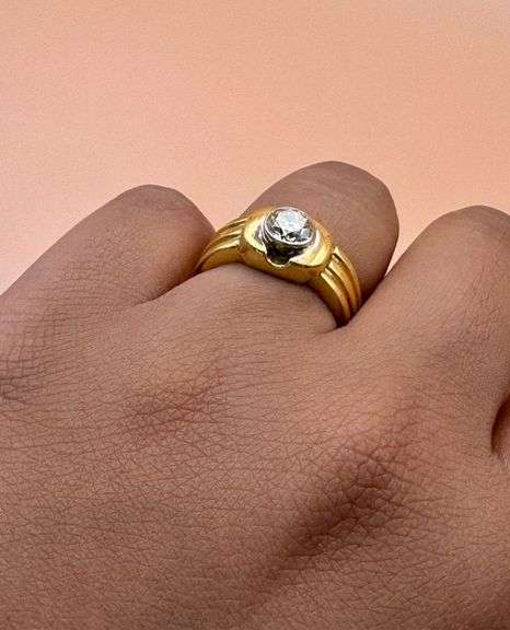 ELEGANT 18K YELLOW GOLD SOLITAIRE DIAMOND RING