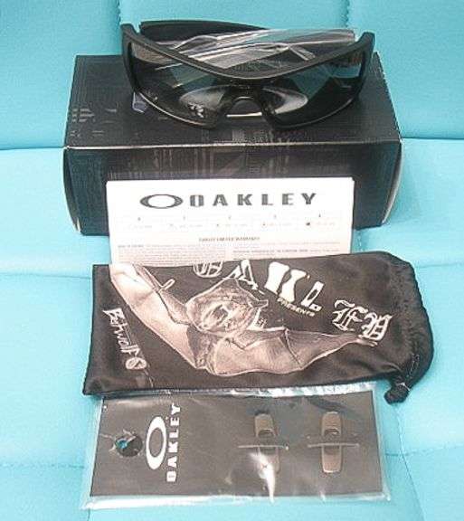 NEW OAKLEY POLARIZED BATWOLF SUNGLASSES