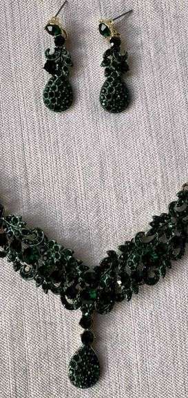Set Of Fashion Jewelry Emerald Color Neck Lace & Earrings