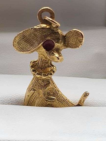 18k gold pendent, Dog sitting.