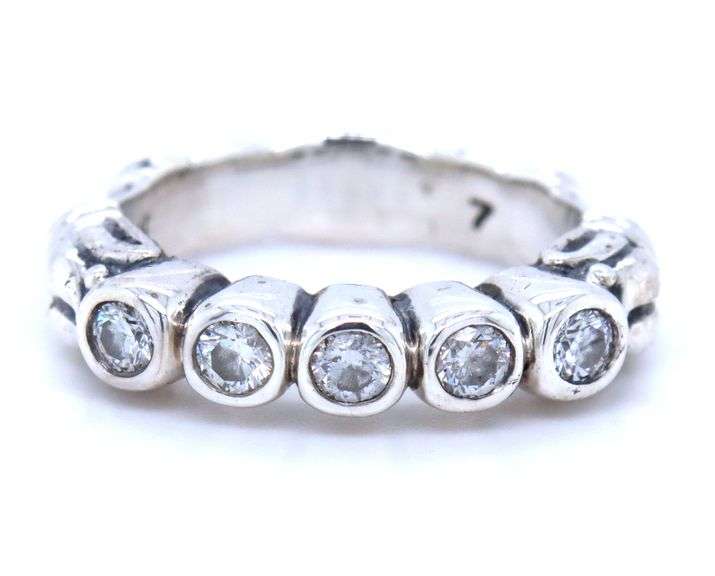 Lagos Caviar 5 diamond stacking ring
