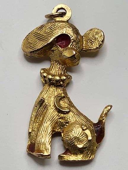18k gold pendent, Dog sitting.