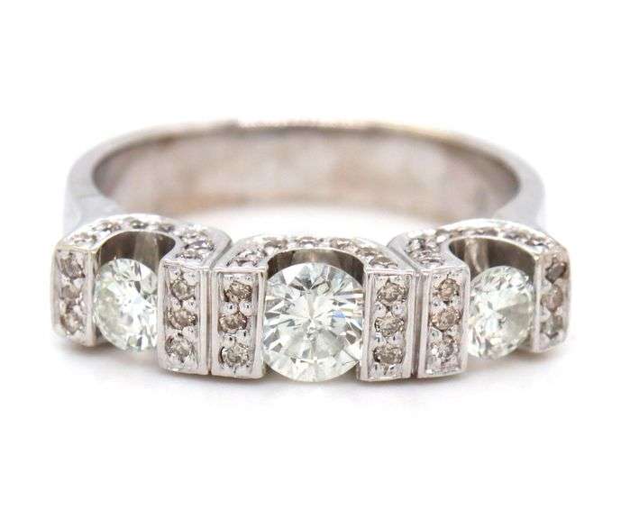 14kt White gold 0.85ctw 3 stone diamond ring