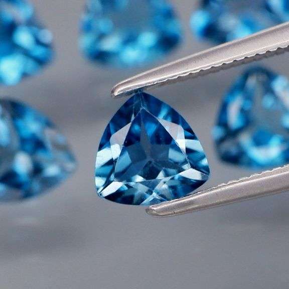 Pristine set of full fire London Blue Topaz weighing 5.35cts