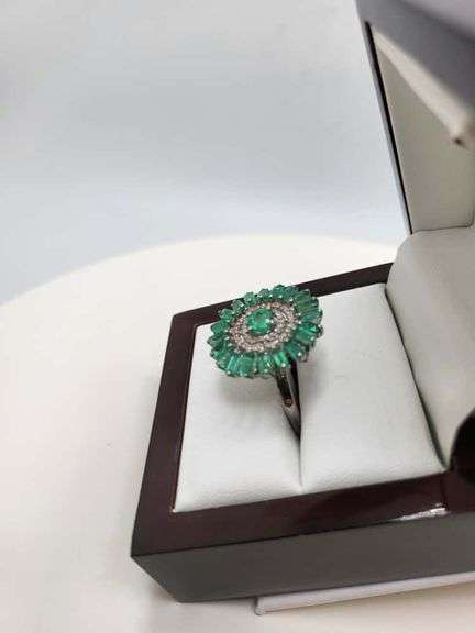 Extremely fine Victorian Emerald and diamonds ring
