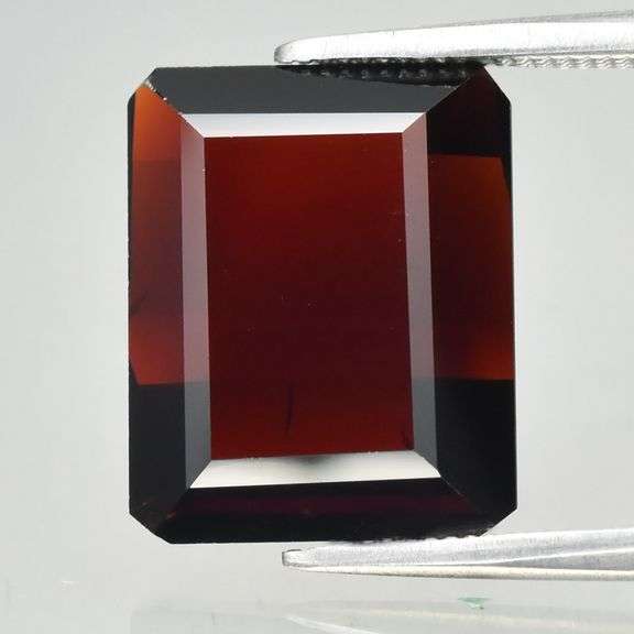 Outstanding 7.57ct VS amber red Namibian Garnet!