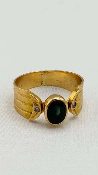 18KT Yellow Gold Center Oval Dark green Gemstone Ring