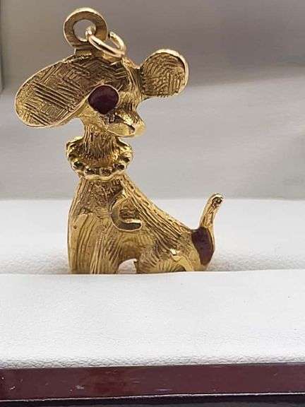 18k gold pendent, Dog sitting.