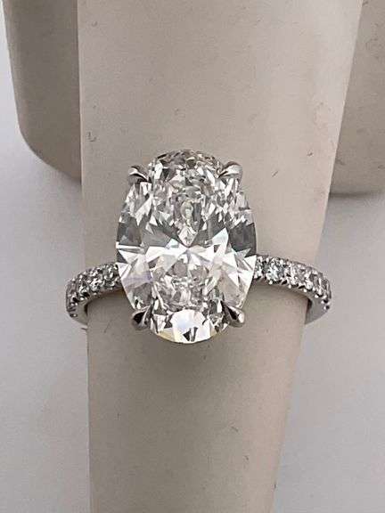 CERTIFIED BRAND NEW 14K WHITE GOLD DIAMOND ENGAGEMENT RING. 4.75 CARATS.