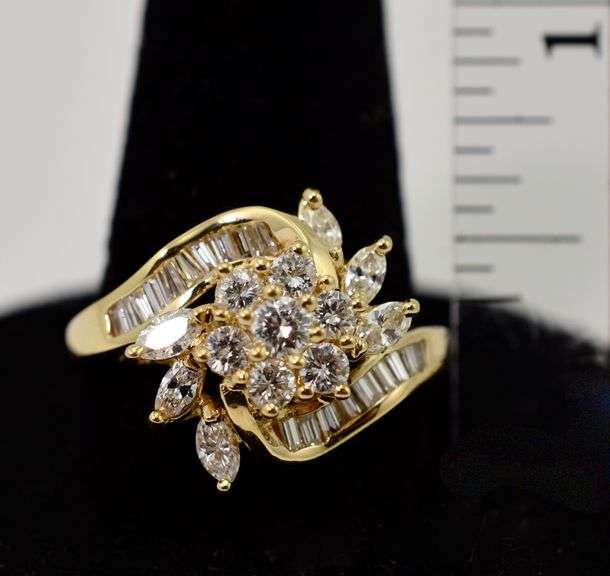 Glittering 18K Yellow Gold Diamond Cluster Ring
