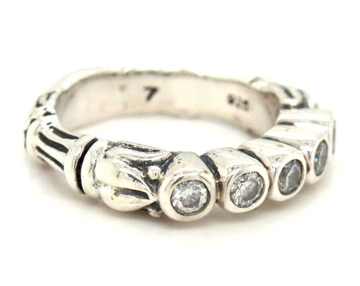 Lagos Caviar 5 diamond stacking ring