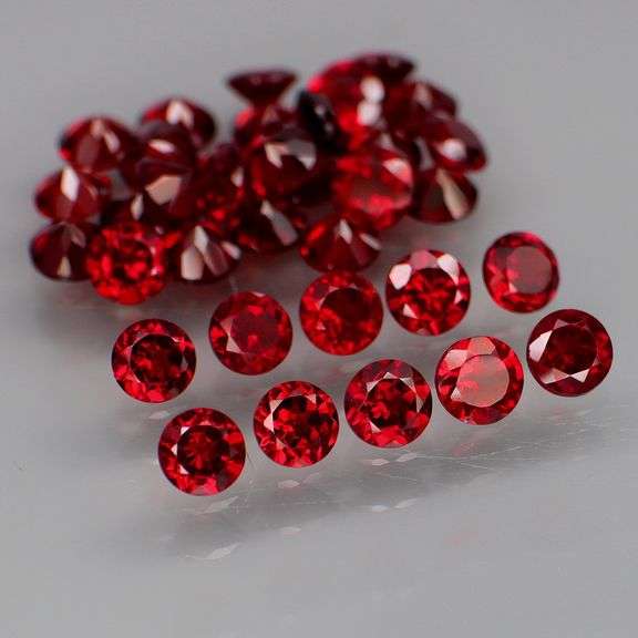 Outstanding 11.39ct top Mozambique red Garnet set!