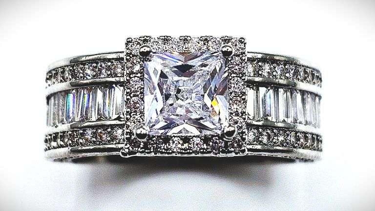 Sparkling 14 Kt White Gold Plate 2.15 Ct Princess Cut Simulated Diamond Ring