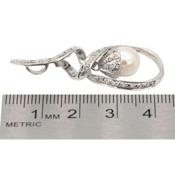 18K (750) White Gold Natural Diamond and White Pearl Pendant Necklace