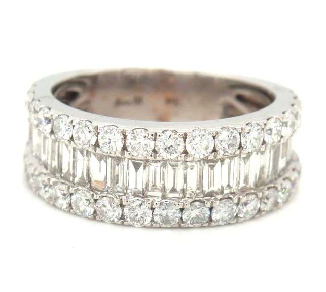 14kt White gold 2ctw baguette and round diamond band