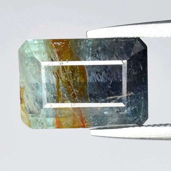 Add an artistic touch to your collection with this 2.52ct Tourmaline!